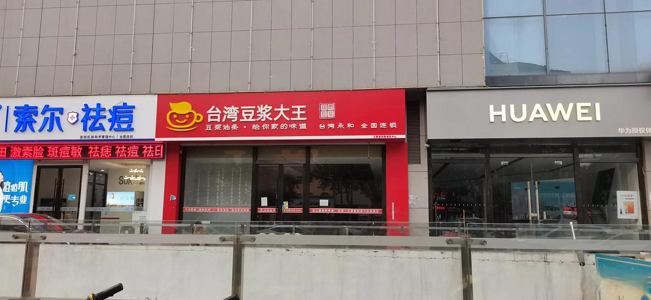 这家店的油条还是不错的,就是价格贵点,一根油条要二元钱.