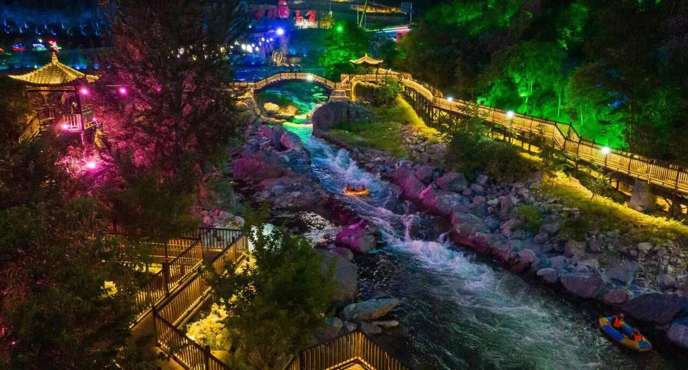 朝天吼漂流常见问题回答 1, 下雨能漂吗? 以景区发布的通知为准.