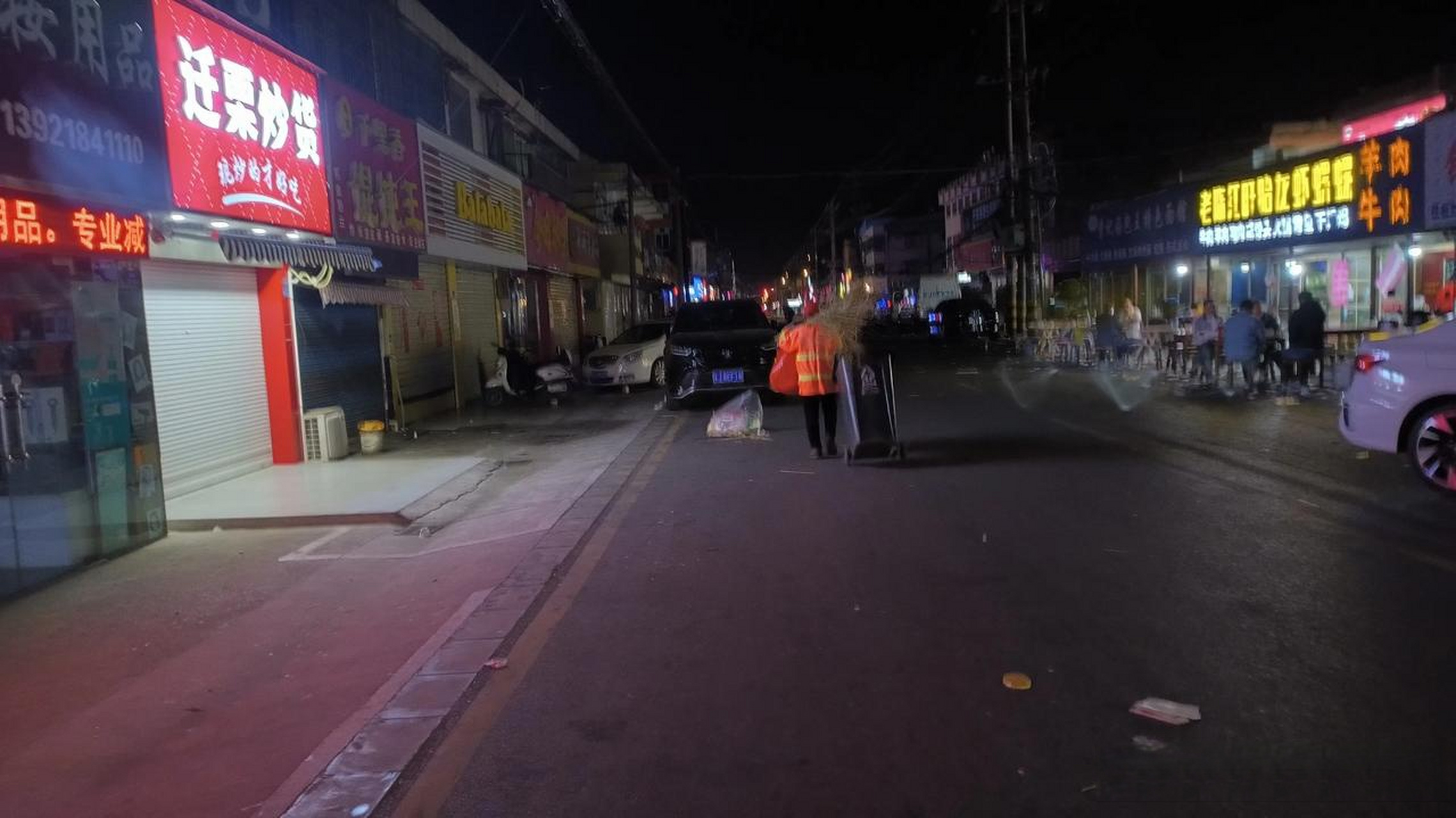 五一当天夜里的盐城农民街,一片狼藉,凌晨两点多就看到有环卫工在清理