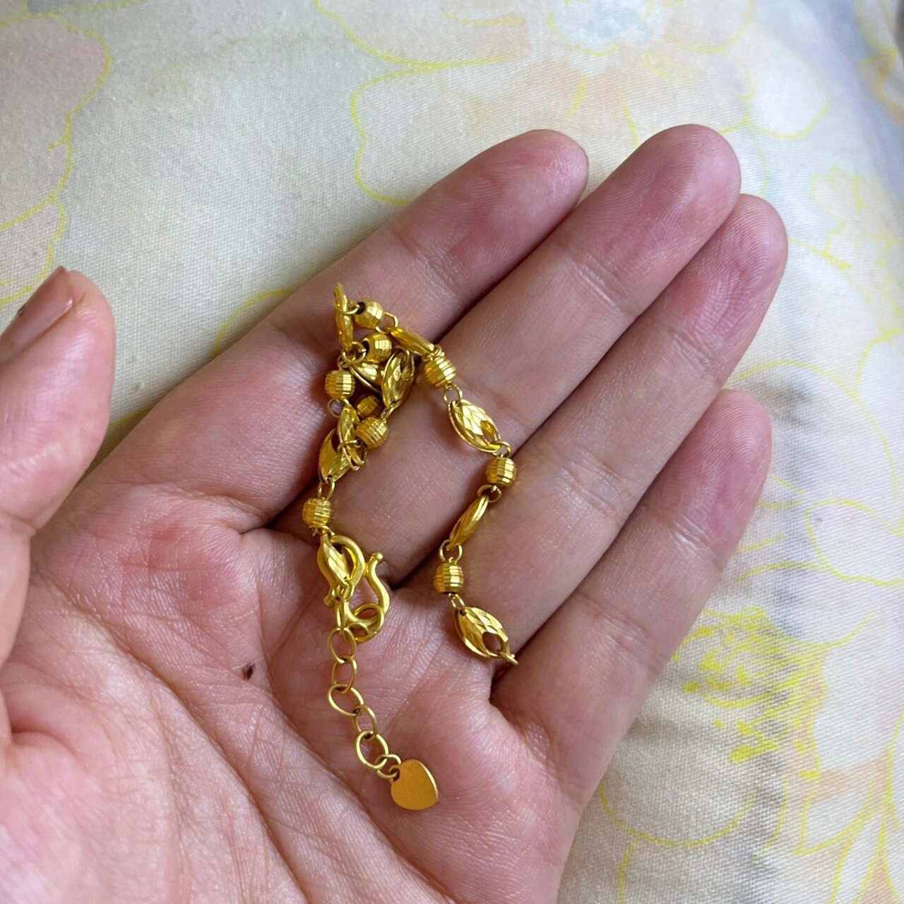 今天不小心把手链扯断了,还好没掉,这种应该咋处理比较好呢?