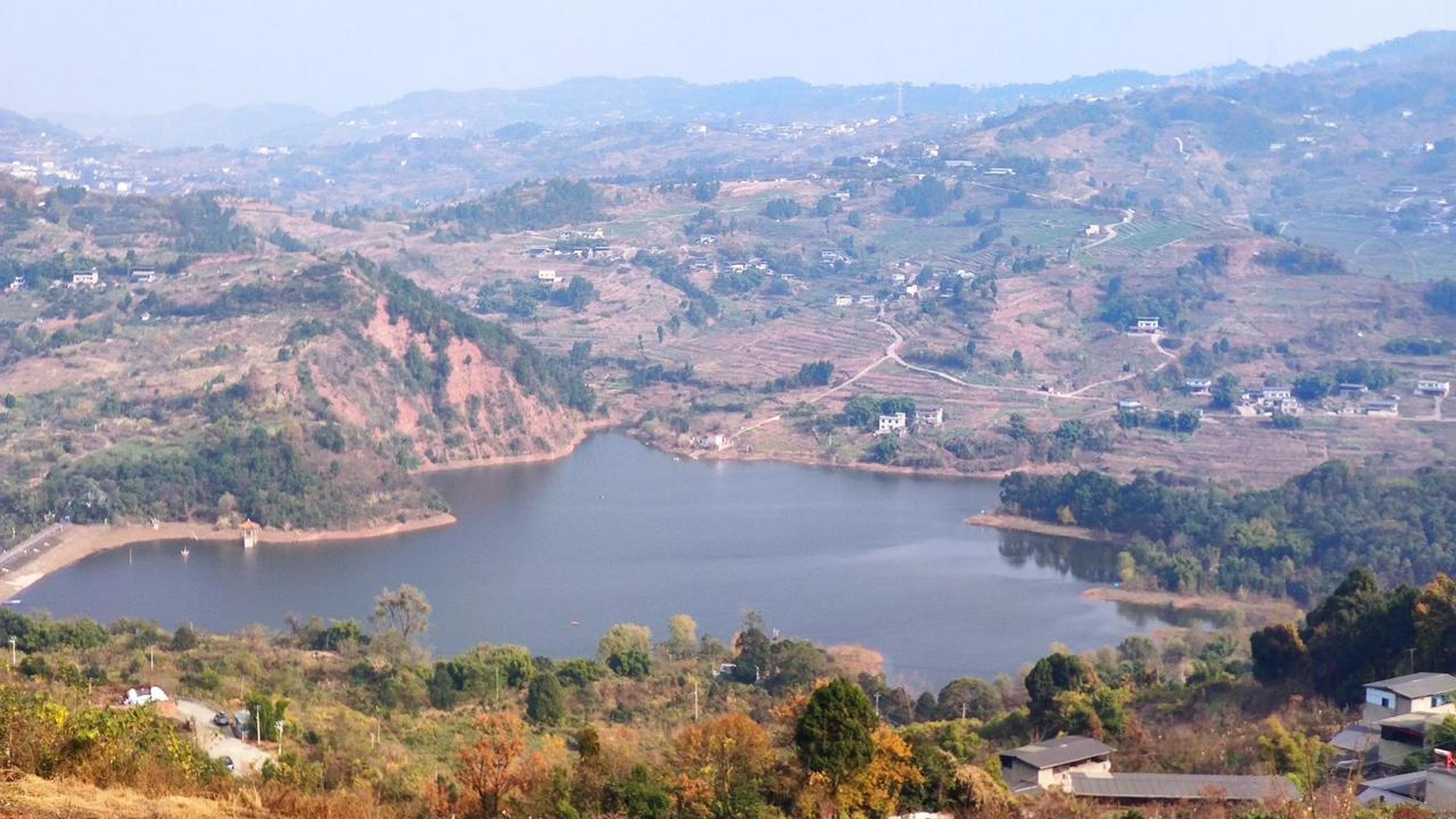 今天去龙泉山徒步,跟着一群宝妈走了一条新的路线,即龙泉驿的宝狮湖