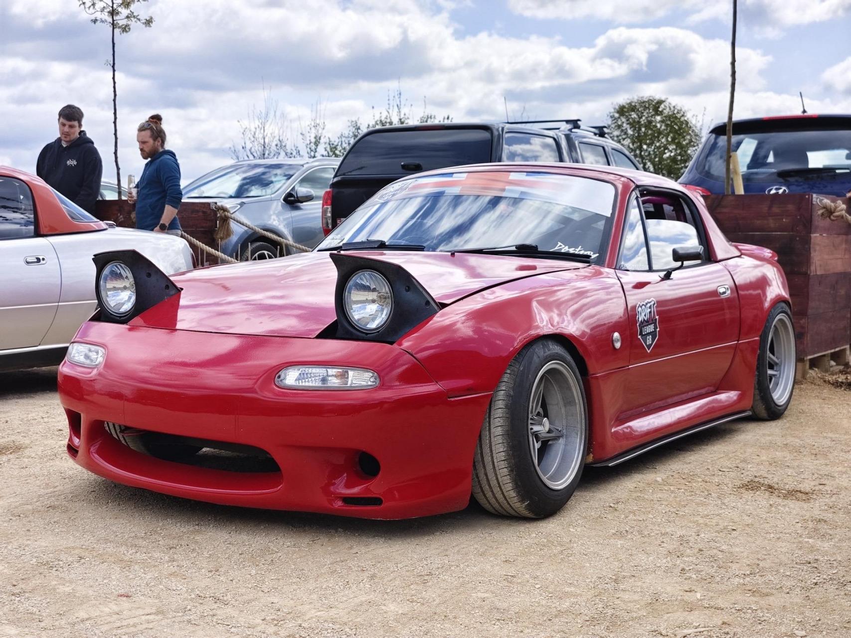 红色miata. 马自达第一代mx-5,也是唯一一代跳灯版本,生产于1989-1997