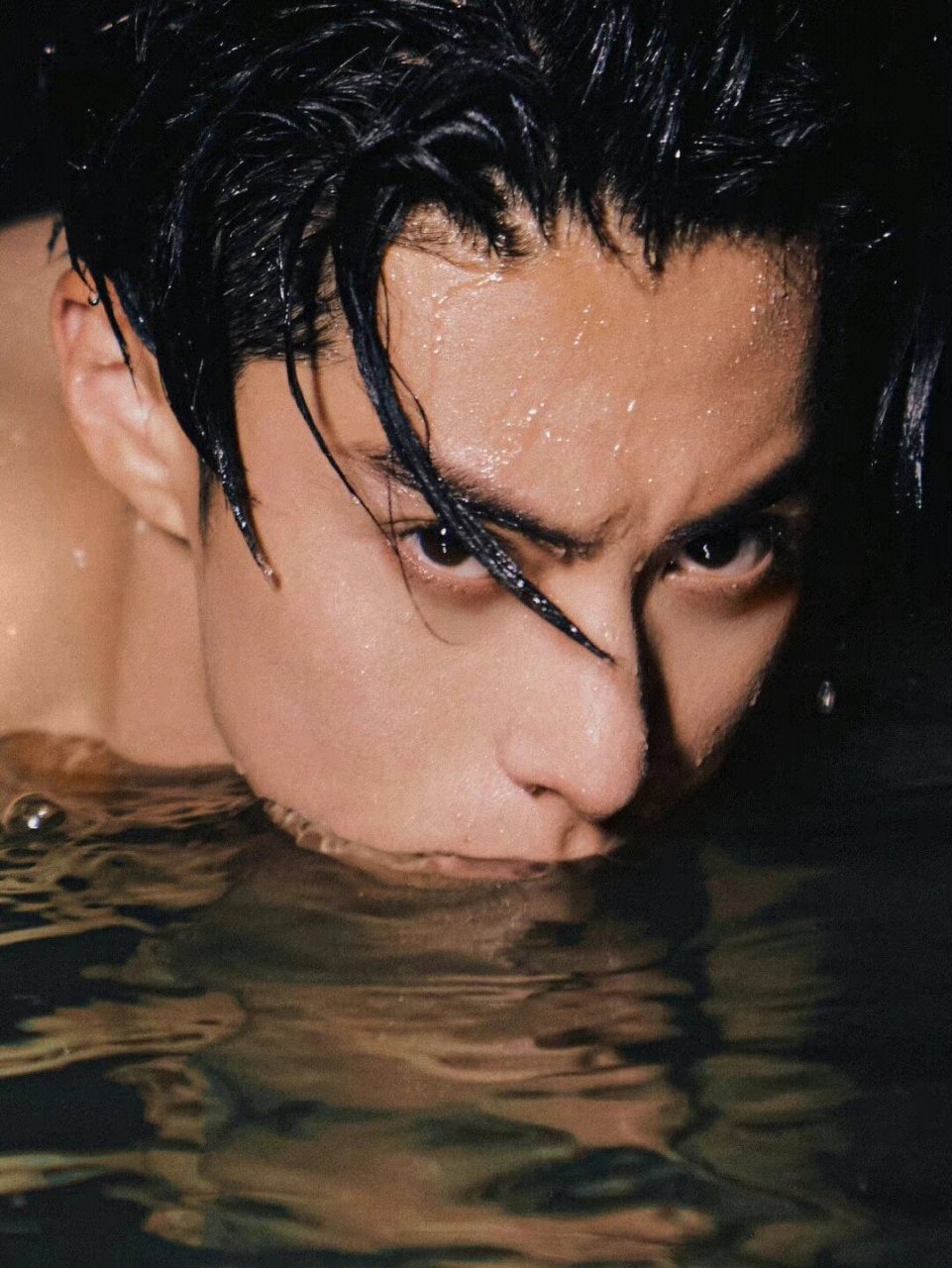 王鹤棣的腹肌照也太好看了吧 #王鹤棣# #苍兰诀# #腹肌