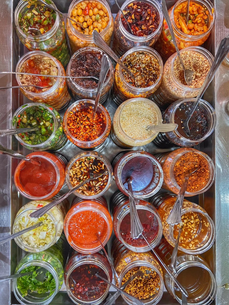 每次来泸西的首要任务都是吃烧洋芋 这里的美食广场一排排的全是烧