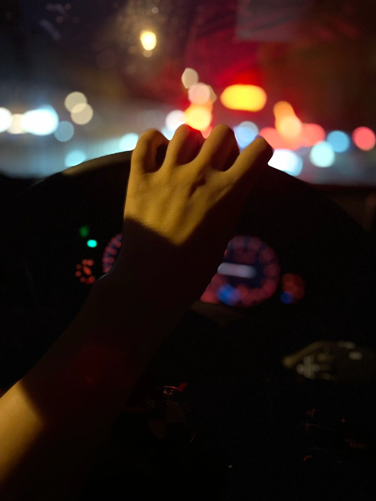 女人单手握方向盘的样子也很帅 自己开车想去哪去哪,再好的副驾驶不由