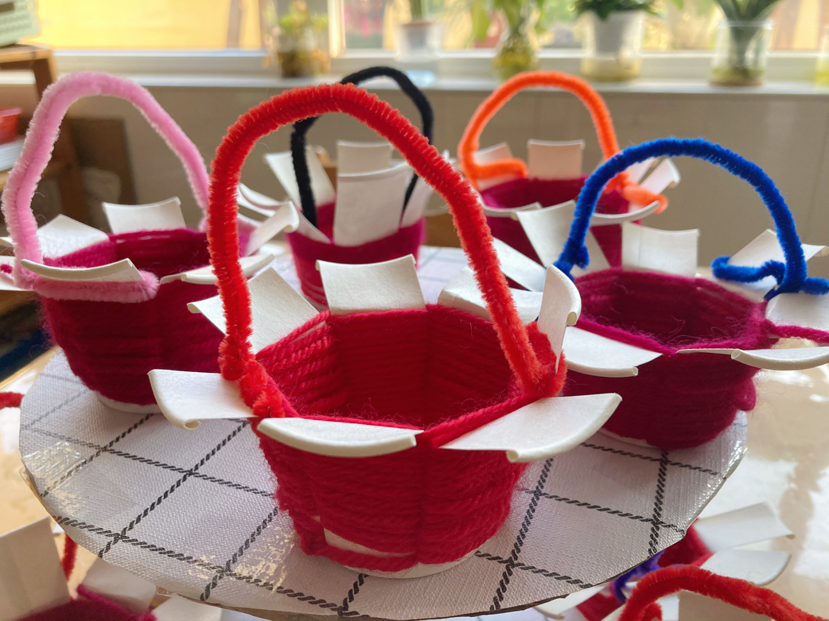 幼儿园区域|生活区:编花篮 材料:毛线,纸杯,毛根 w玩法:纸杯剪成7片