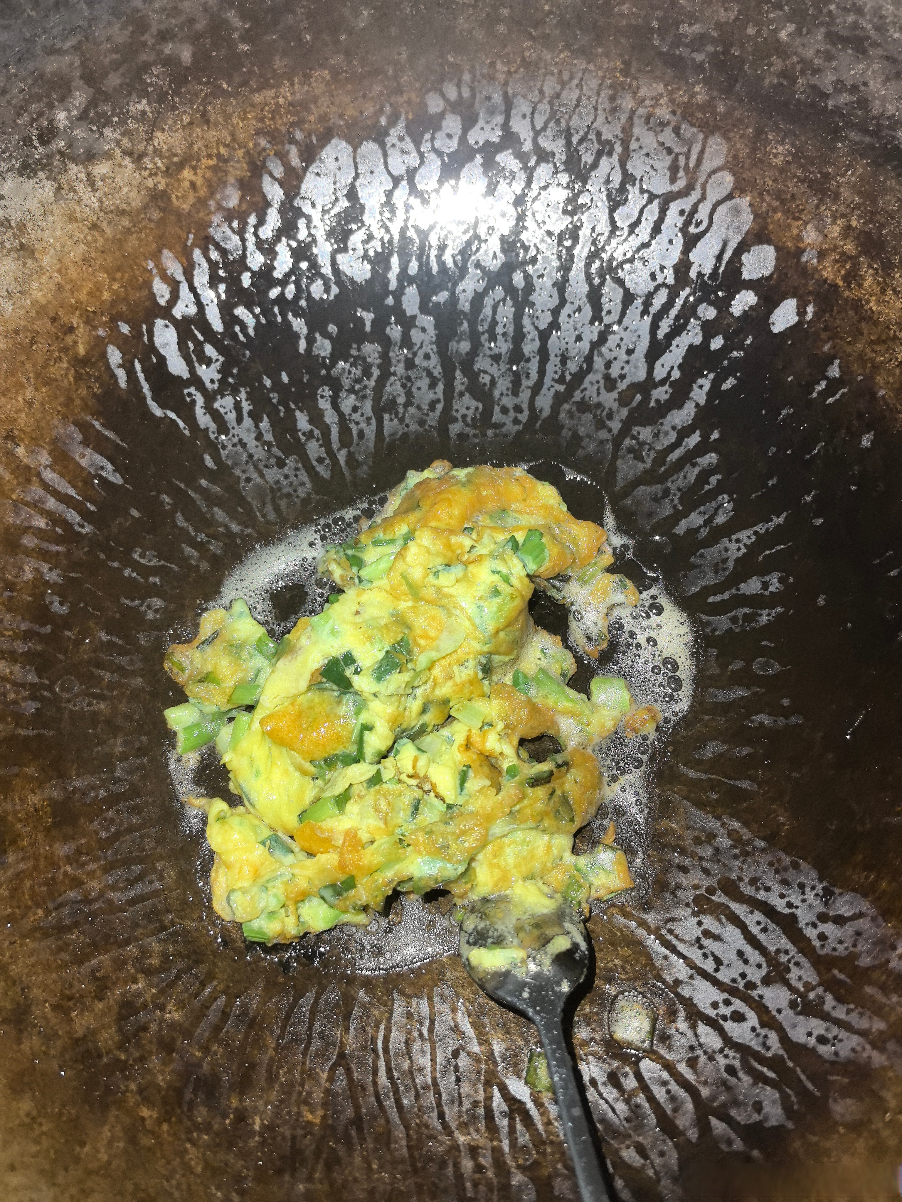 饿了,就剩俩鸡蛋了小葱儿摊一下儿,红油糖醋拌白萝卜,黑豆绿豆组合,先