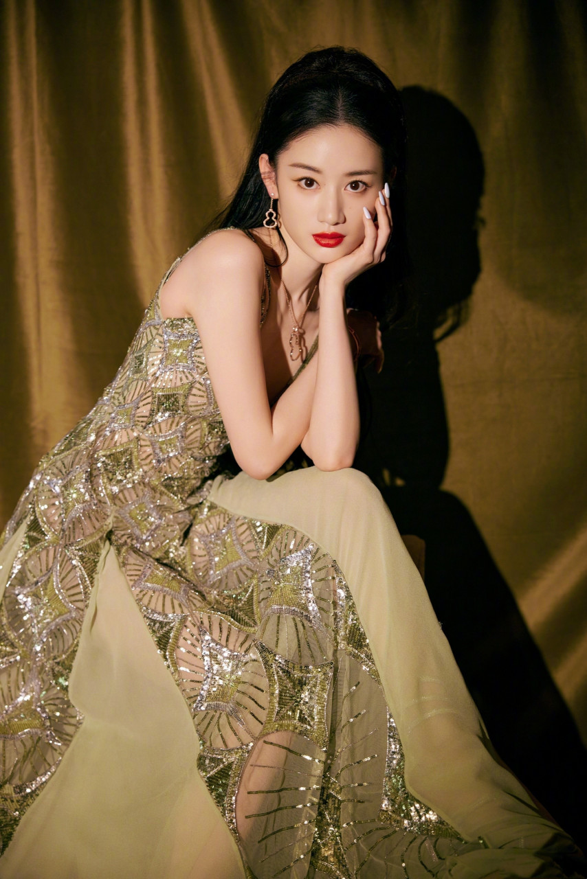 郭晓婷浪漫色彩,绿色亮片吊带裙,酒红色渐变抹胸礼服