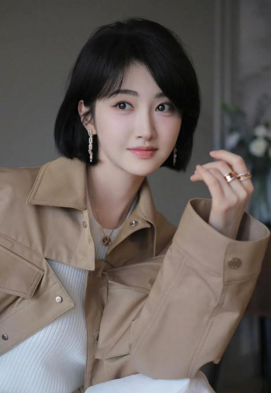 她的长相甜美,配上清爽的短发,尽显青春活力.