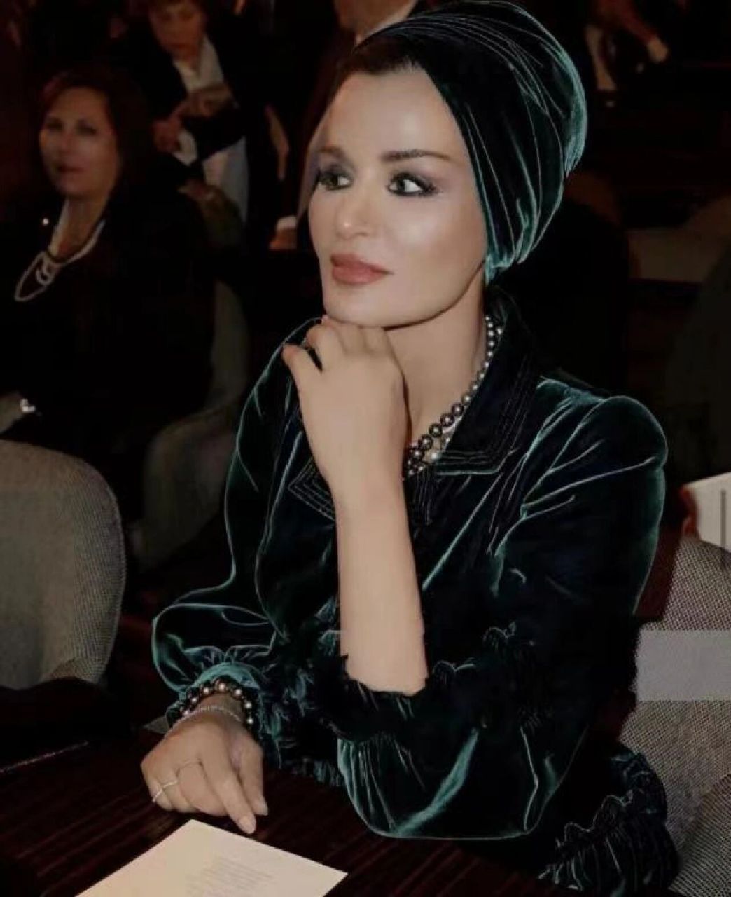 大气的长相,妆容用深色眼影全包黑色眼线让眼神更深邃又富有神秘感