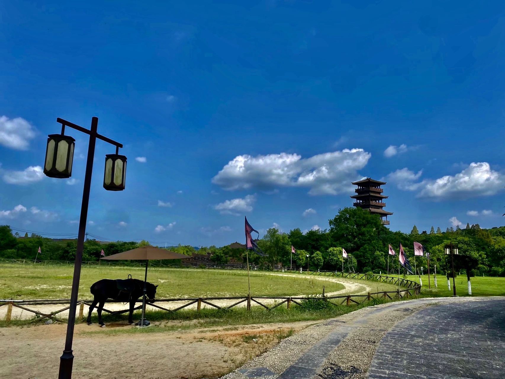 咸宁三国赤壁古战场 三国赤壁古战场位于湖北省咸宁市赤壁市赤壁镇