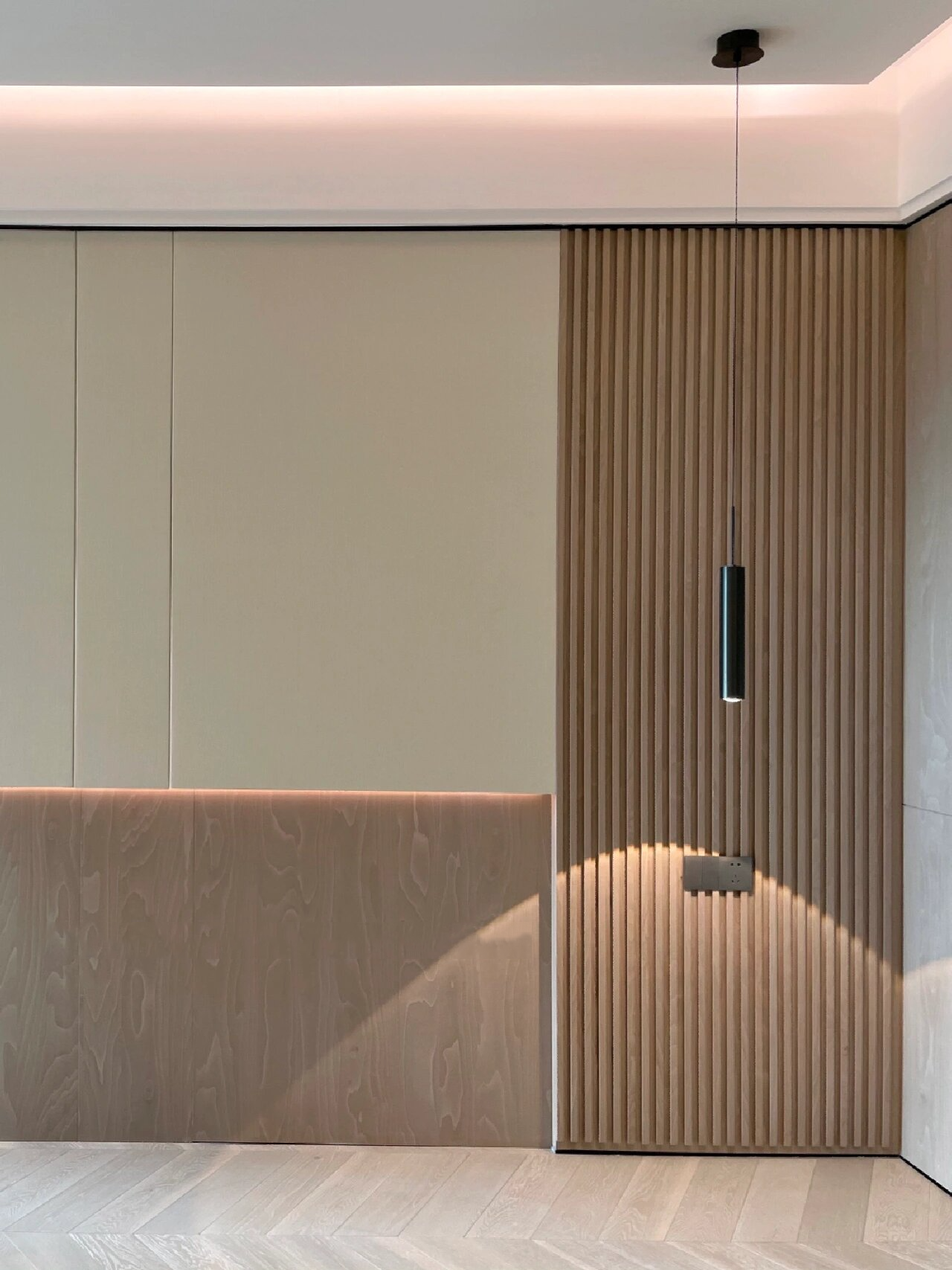 木饰面床头背景 木格栅搭配灯带,朴实无华 - 遵循极简风格,带入温馨感