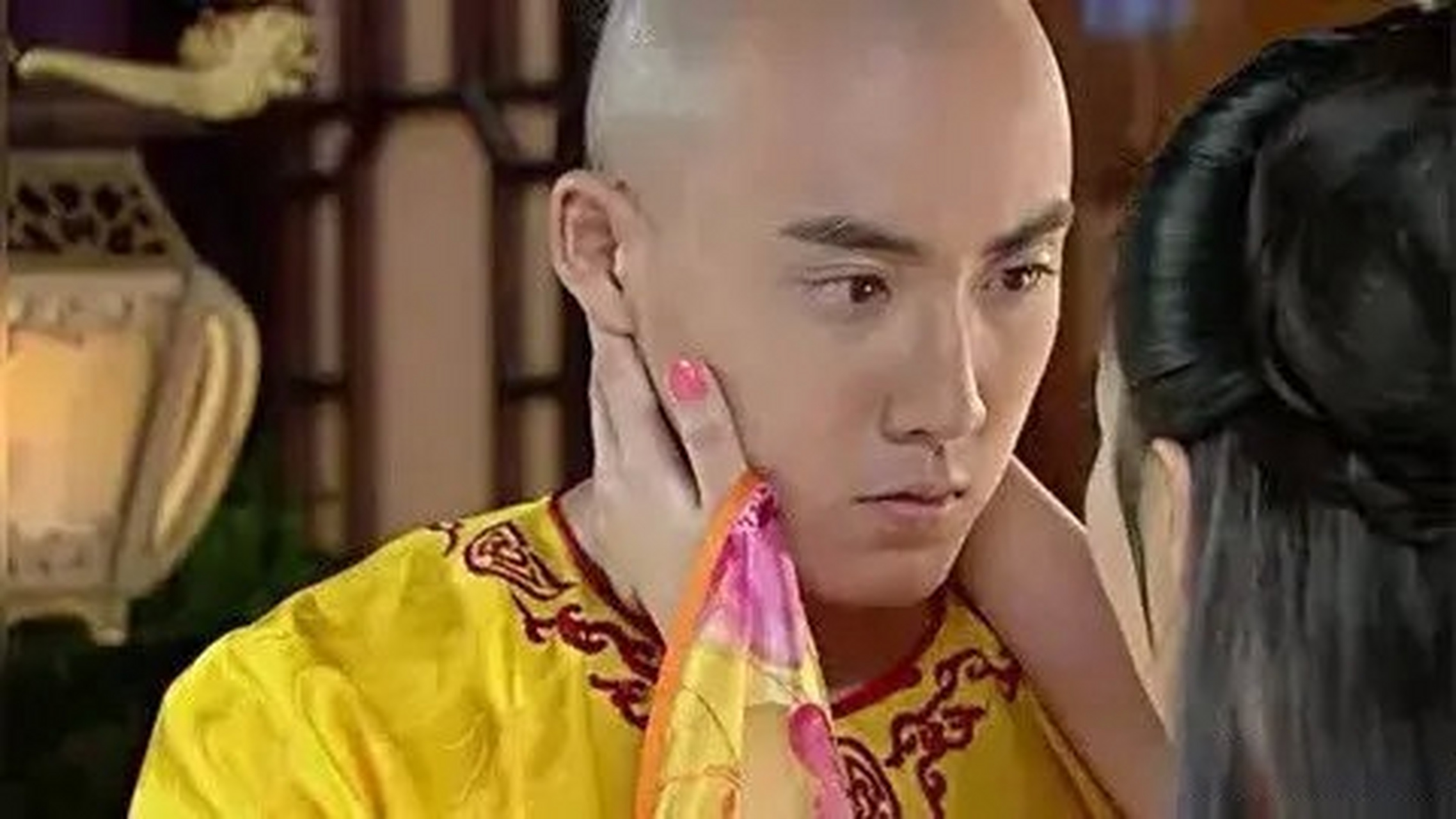 在《新还珠格格》中,永琪跟欣荣新婚之夜的这一场戏,不仅满口虎狼之词