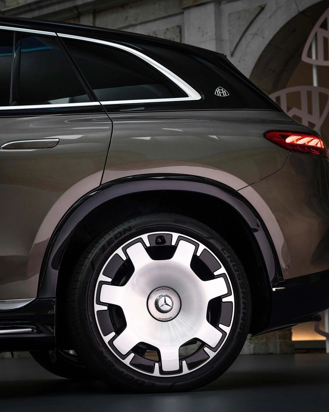 迈巴赫首款全电车eqs680 迈巴赫的首款电动汽车是这款超豪华大型 suv