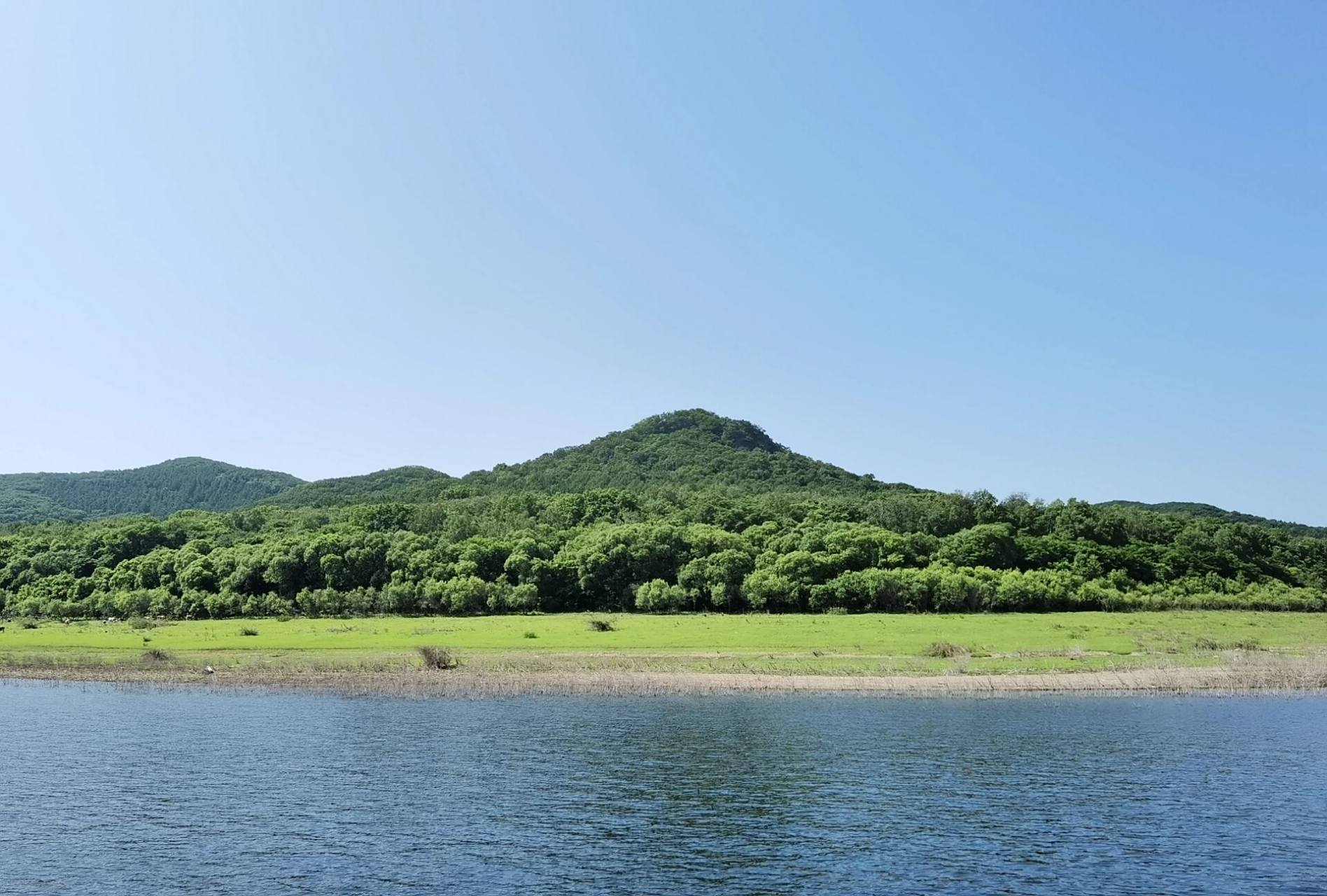 吉林站→松花湖风景区,西广场出站跟着导航走到桃园广场,坐33路到