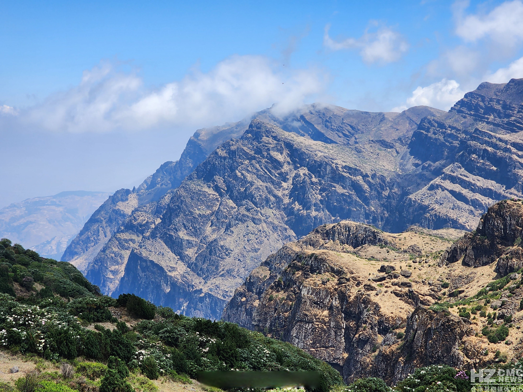 所属乌蒙山脉,是曲靖市境内最高的山峰,海拔4017.3米.