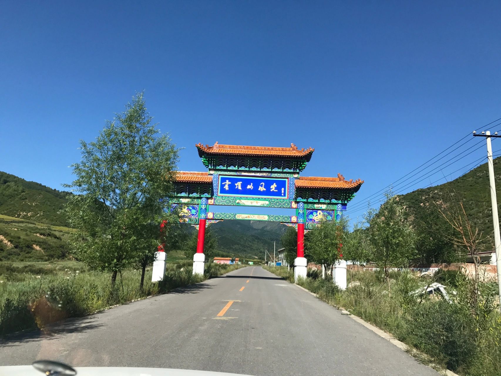 云顶山是庞泉沟自然保护区的延伸部分.山中森林密布,古木参天.