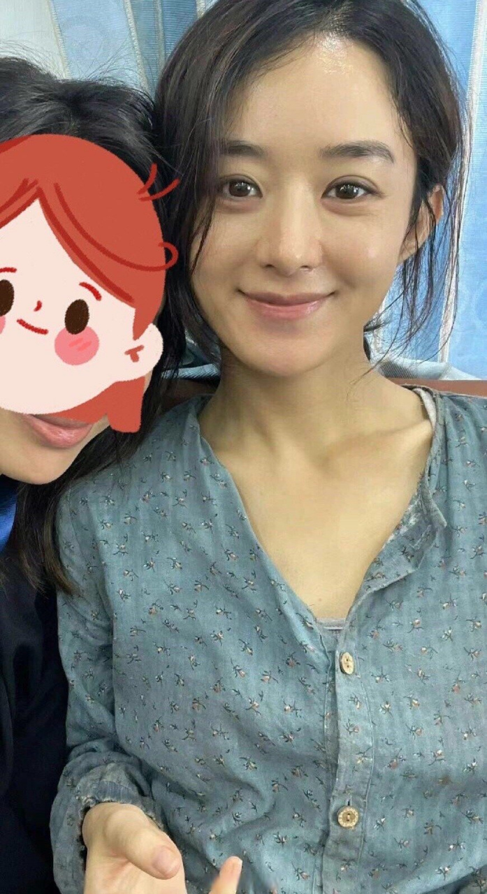 赵丽颖素颜黑眼圈眼袋都不少,但还是看得出美女雏形