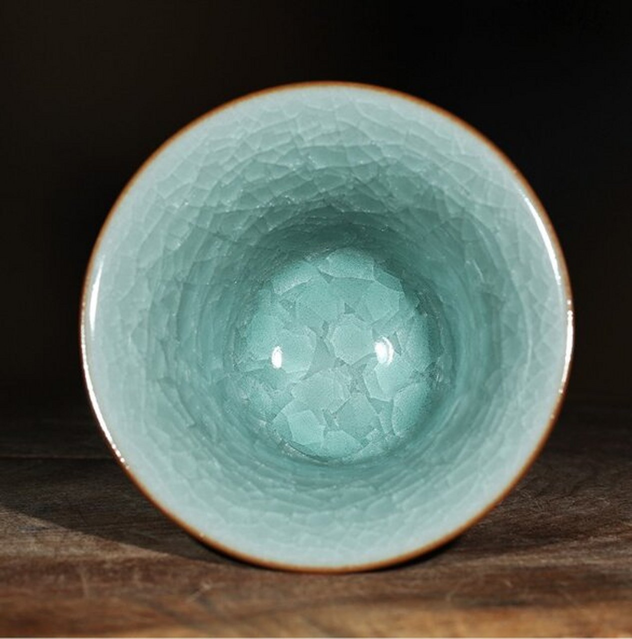 今日分享  传世哥窑龙泉青瓷冰裂纹茶杯 传世哥窑器,釉质滋润,冰裂