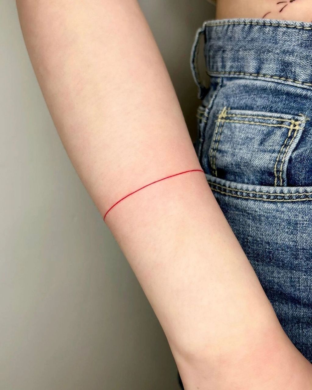 红线臂环纹身 简单好看的红色线条纹身,手环红色线条纹身