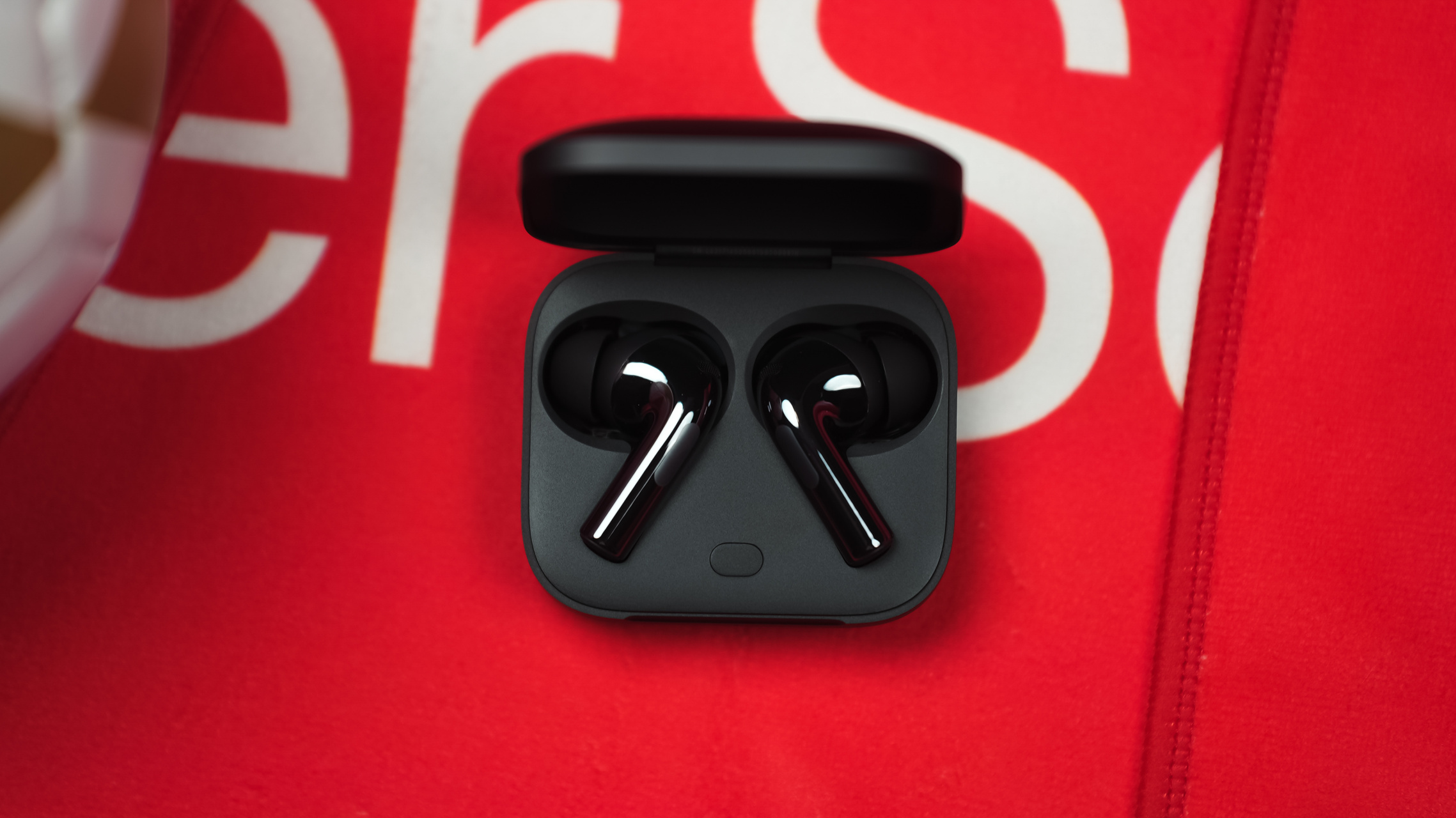 收到了夹总送我的一加buds3真无线耳机:  外观设计上延续了上一代的