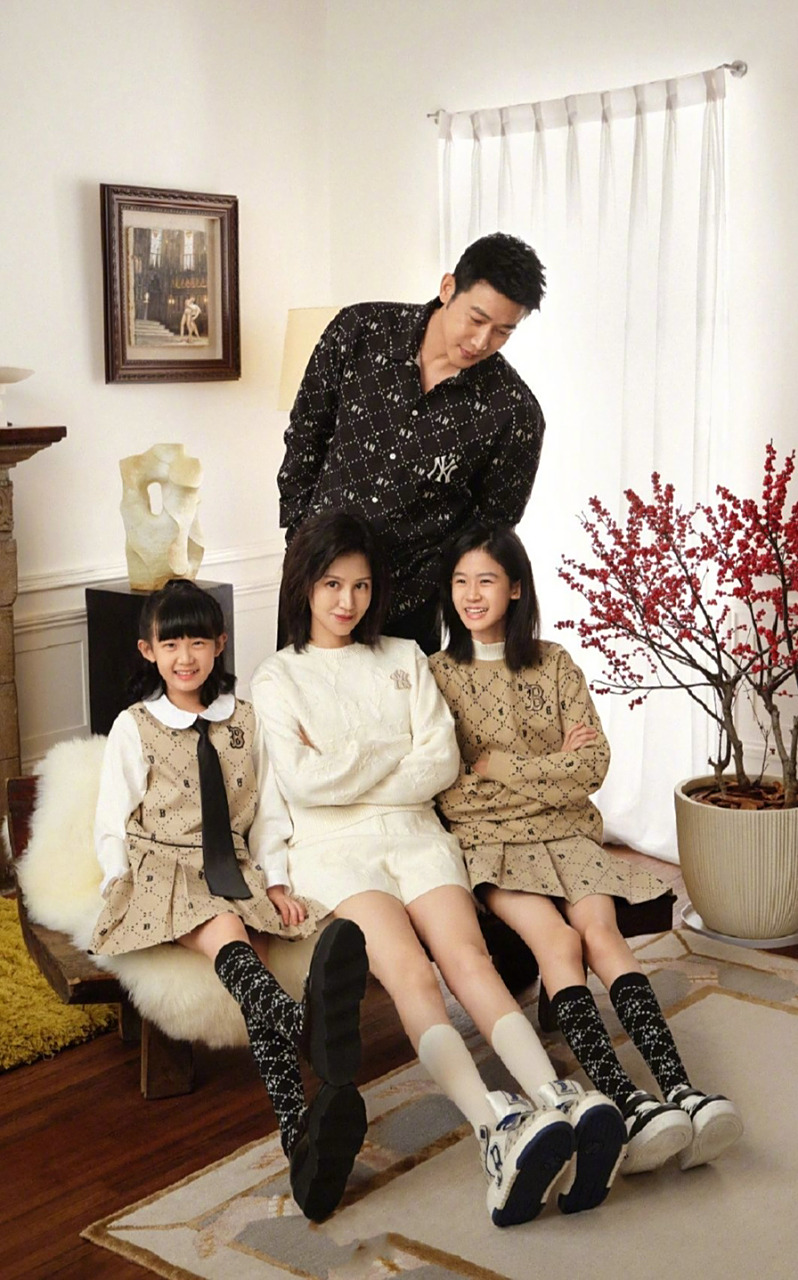 陆毅鲍蕾一家四口不仅共用了同一张脸,还共用了同一条腿,陆毅鲍蕾的