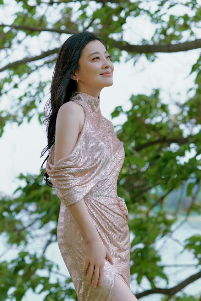 梅婷奔五的年纪还有"傲人身材"! 一袭粉色开叉连衣裙,曲线感叫人心动!