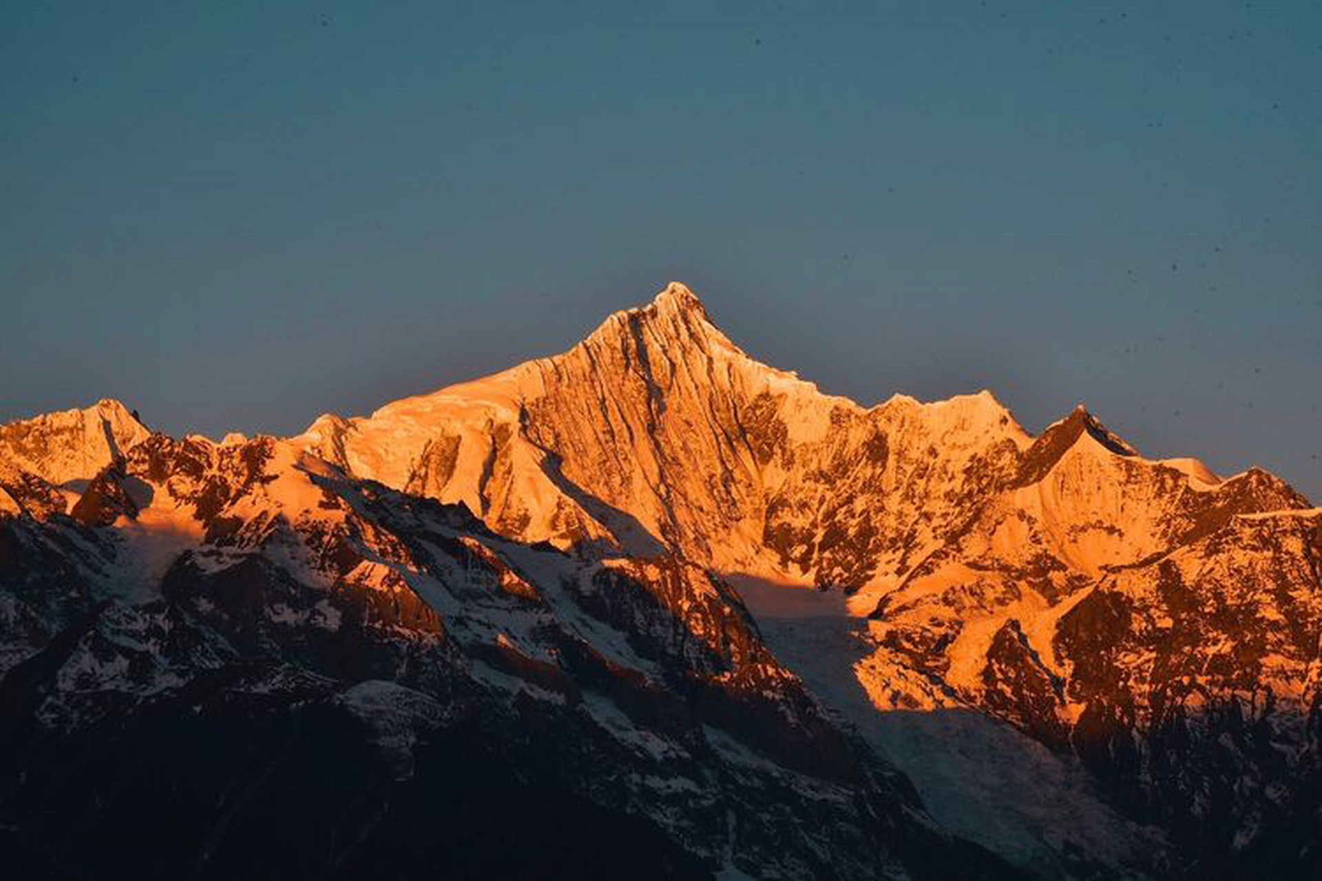 中国最美山峰的日照金山 很多小伙伴都想看名山的日照金山,下面分享一