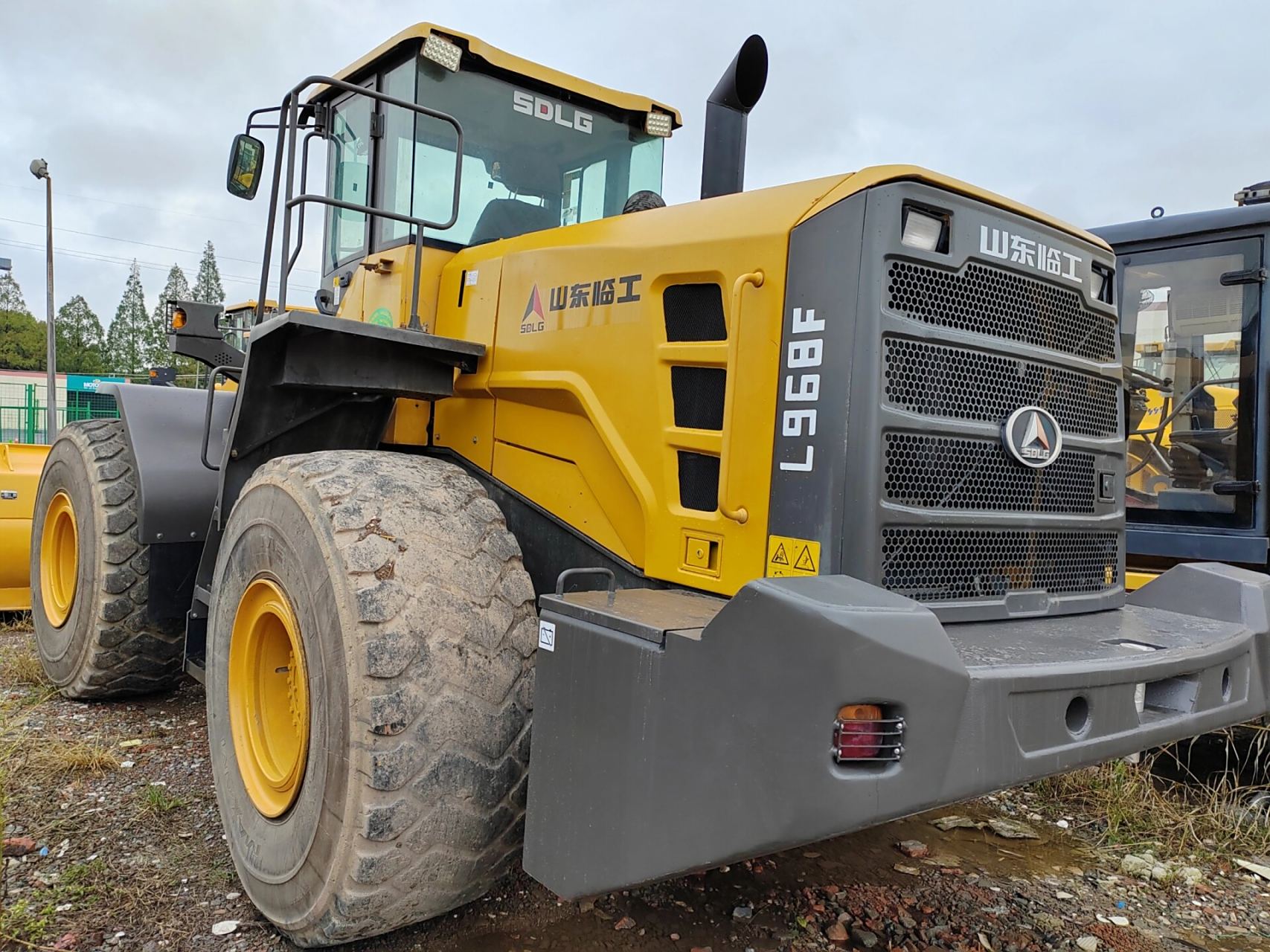 二手临工968f装载机 临工968f装载机是一款较为优秀的装载机,其优点