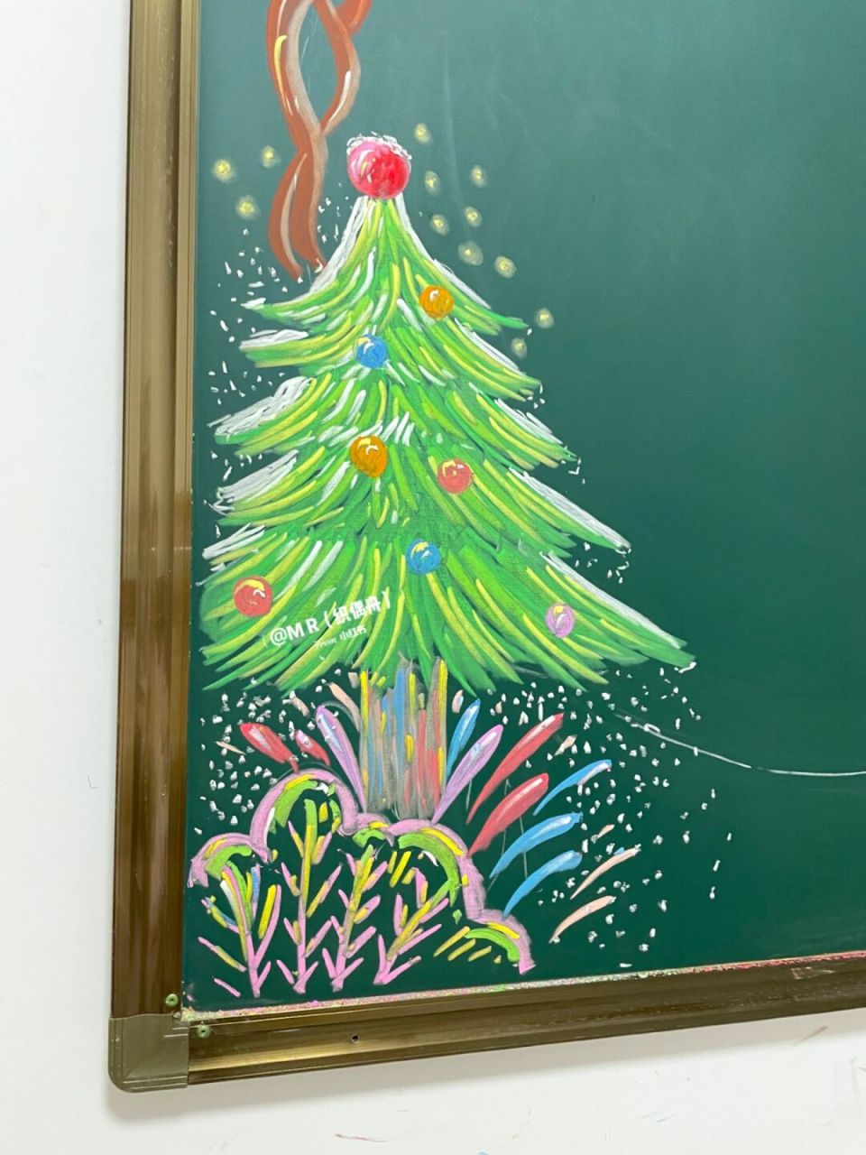 笔记灵感# #粉笔画# #黑板报素材# #黑板报# #圣诞节圣诞树# #画画的