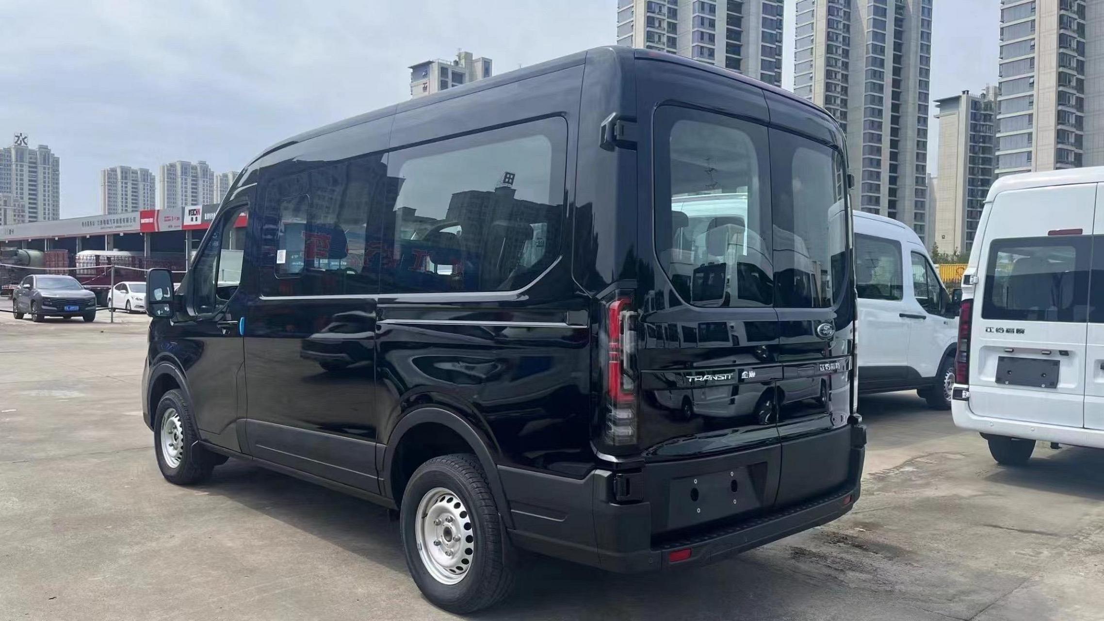 全新未上牌福特全顺t8手动2.3t柴油中轴中顶商旅版九座,带营运公告.