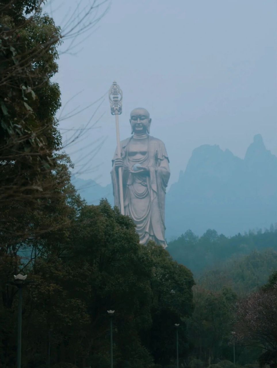 九华山,古称陵阳山,九子山,为"中国佛教四大名山"之一,位于安徽省池州