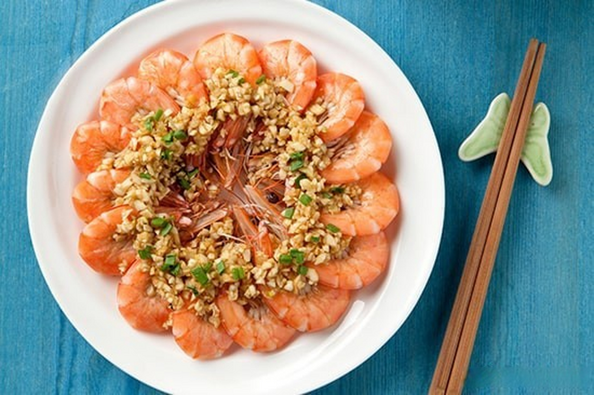 美味食谱|鲜香味美的蒜蓉蒸虾 ①鲜虾洗净,剪去尖刺,挑去虾线,置入