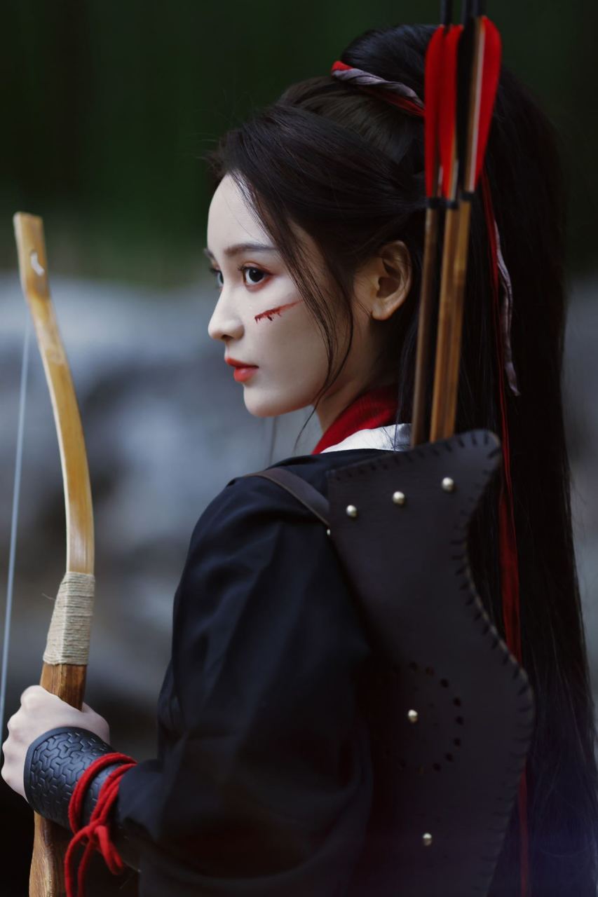 王一菲古风侠女战损写真