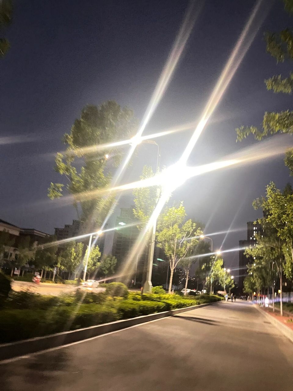 苹果13手机拍照炫光怎么解决啊 大家有出现这种情况的吗,镜头擦干净了