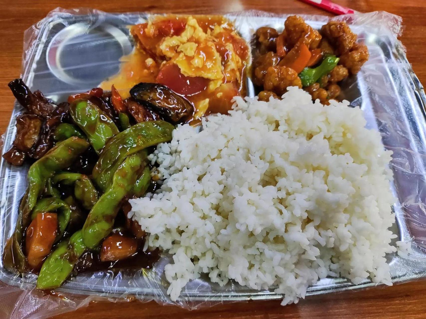 东北12元盒饭,我一个30来岁的老爷们也就只能吃一半,真的太实惠了热点