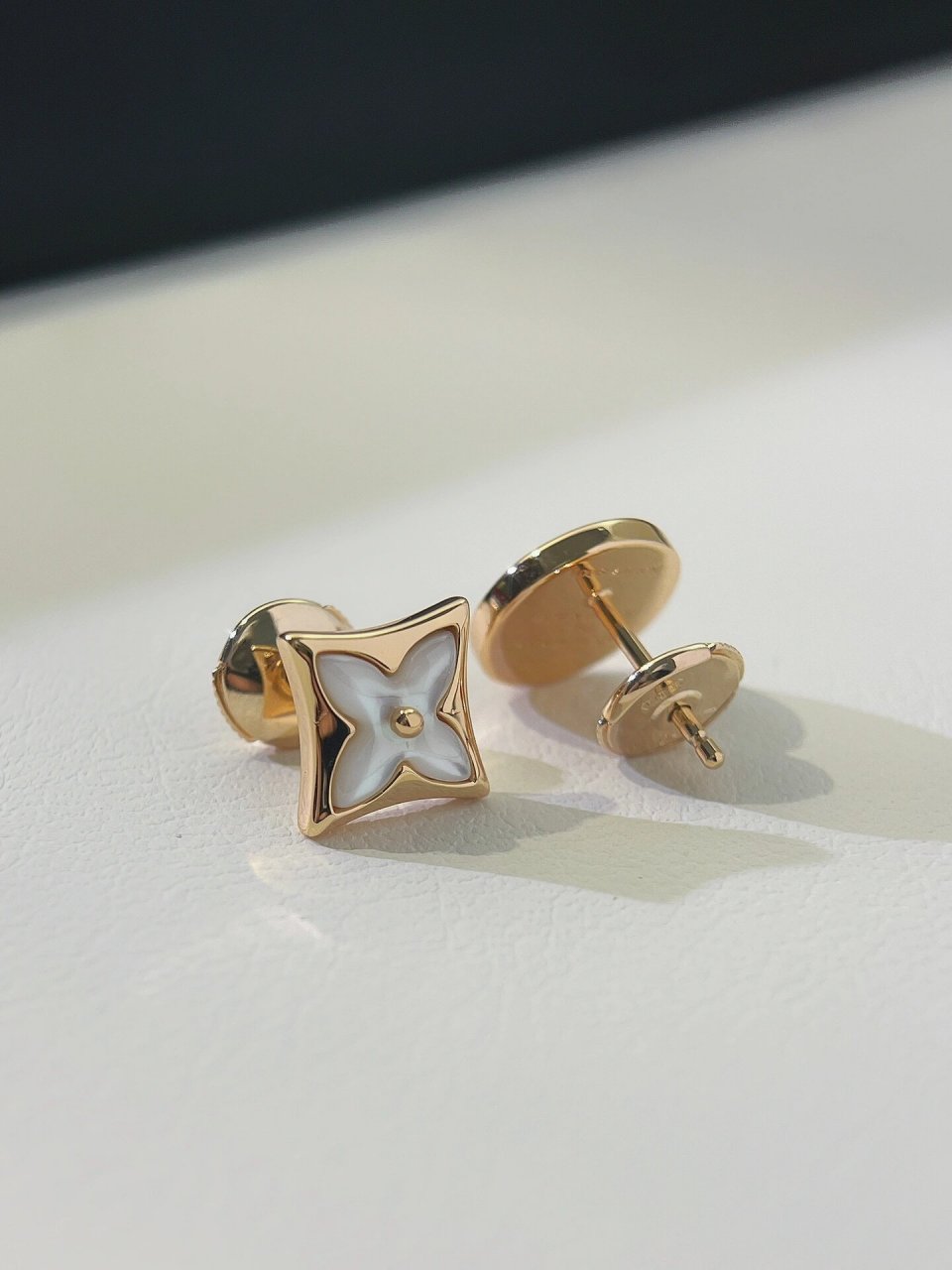 绽放在耳边的小可爱99lv路易威登不规则耳钉 lv这款四叶草耳钉非常