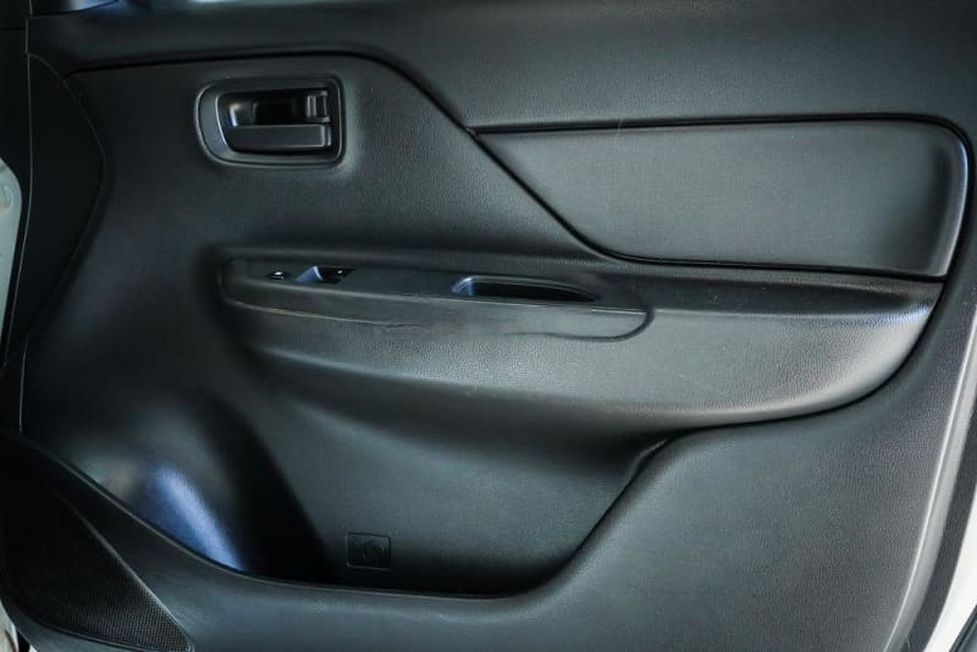 三菱l200皮卡,这玩意是手动挡后驱单排版,2.