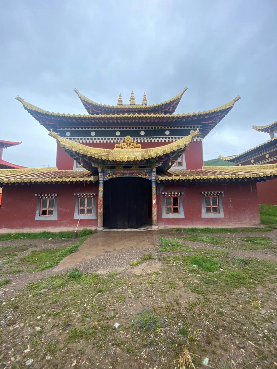 玛沁县喇日寺 青海省玛沁县喇日寺:意为"吉祥圣山触目盛光石经寺",是