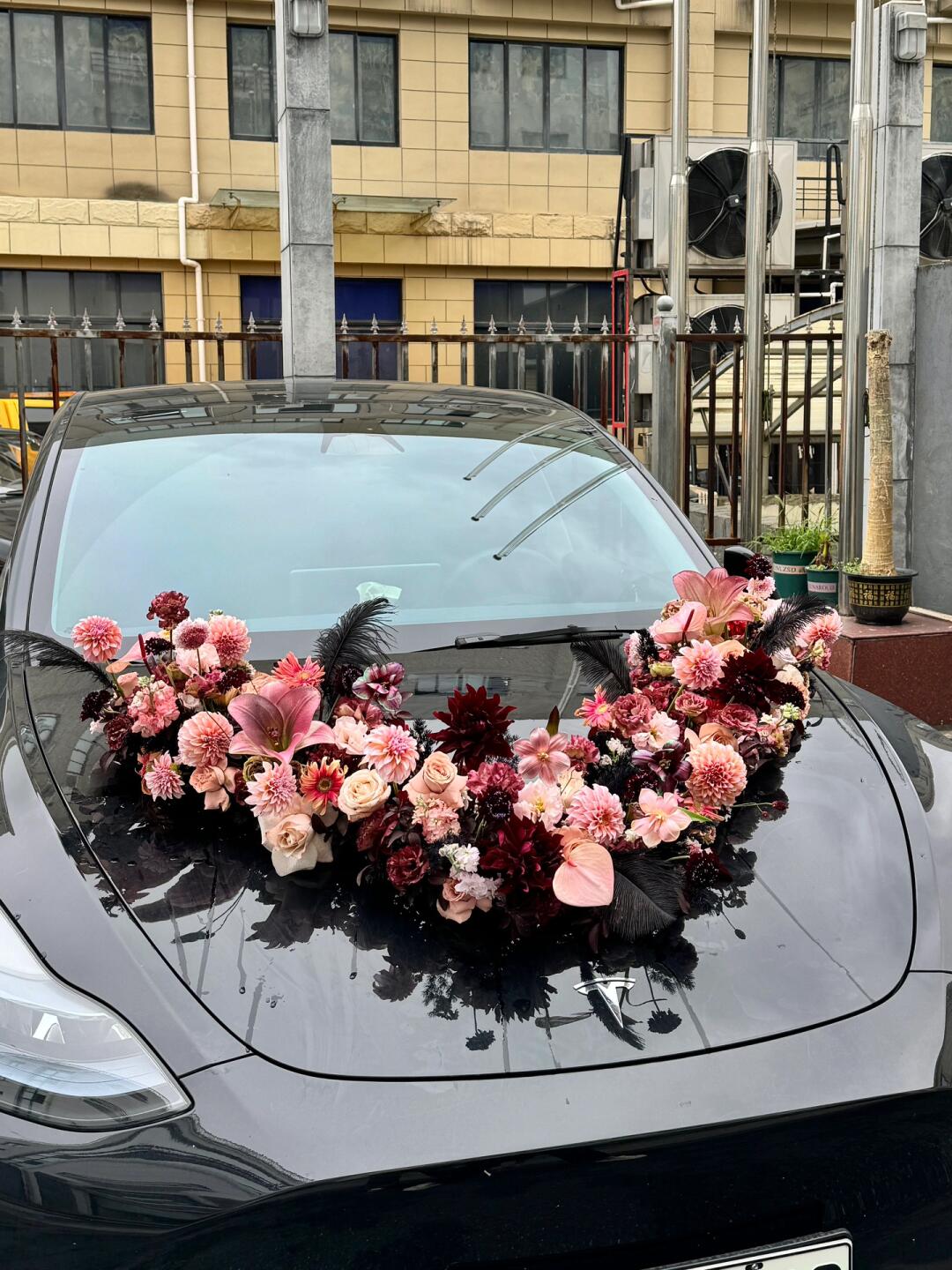 特斯拉婚车!酷酷的小姐姐和她的婚车花