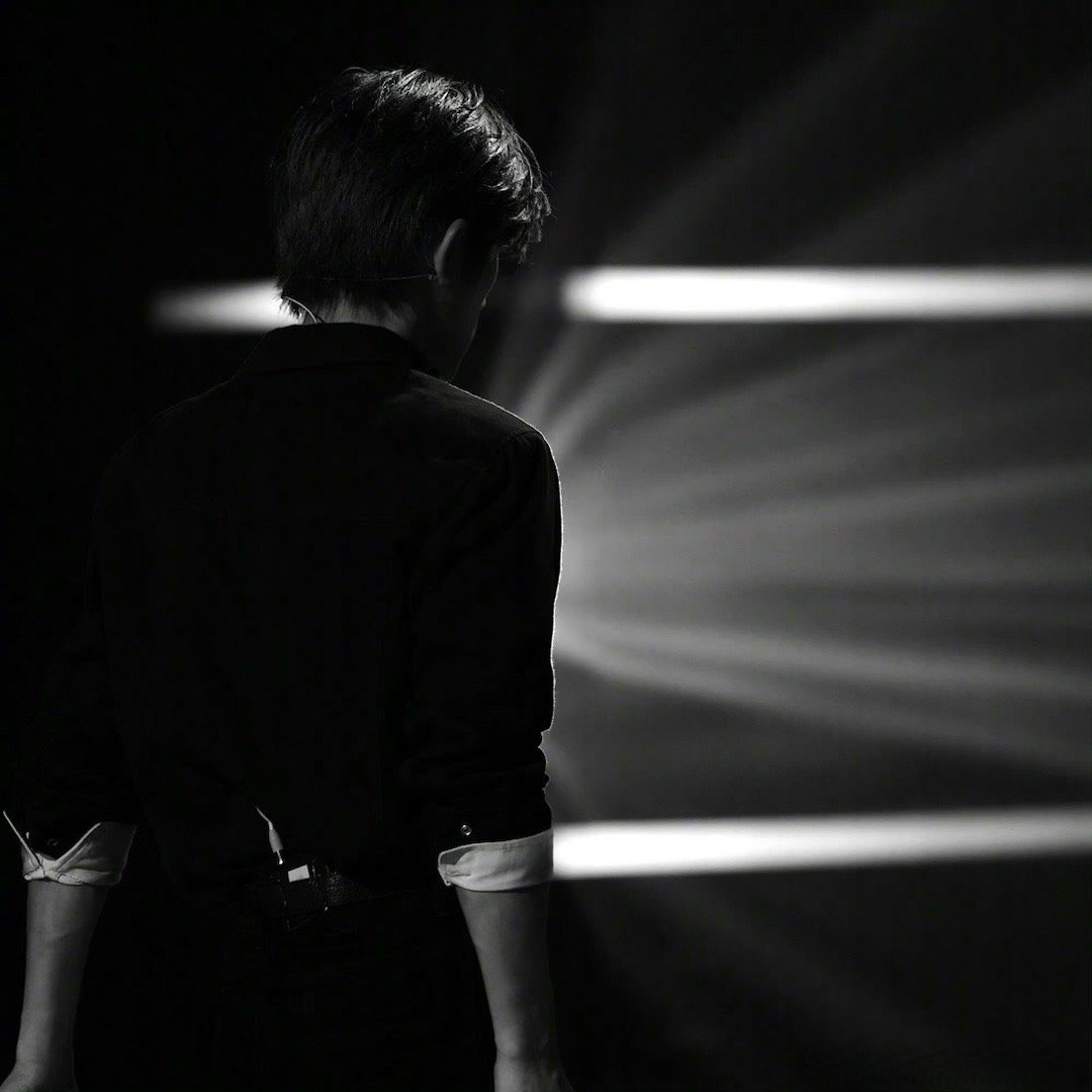 易烊千玺背影a感tfboys