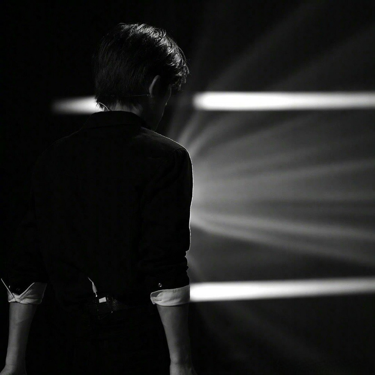 易烊千玺背影a感tfboys-易烊千玺 就是掌管氛围感的神吧,这身体线条