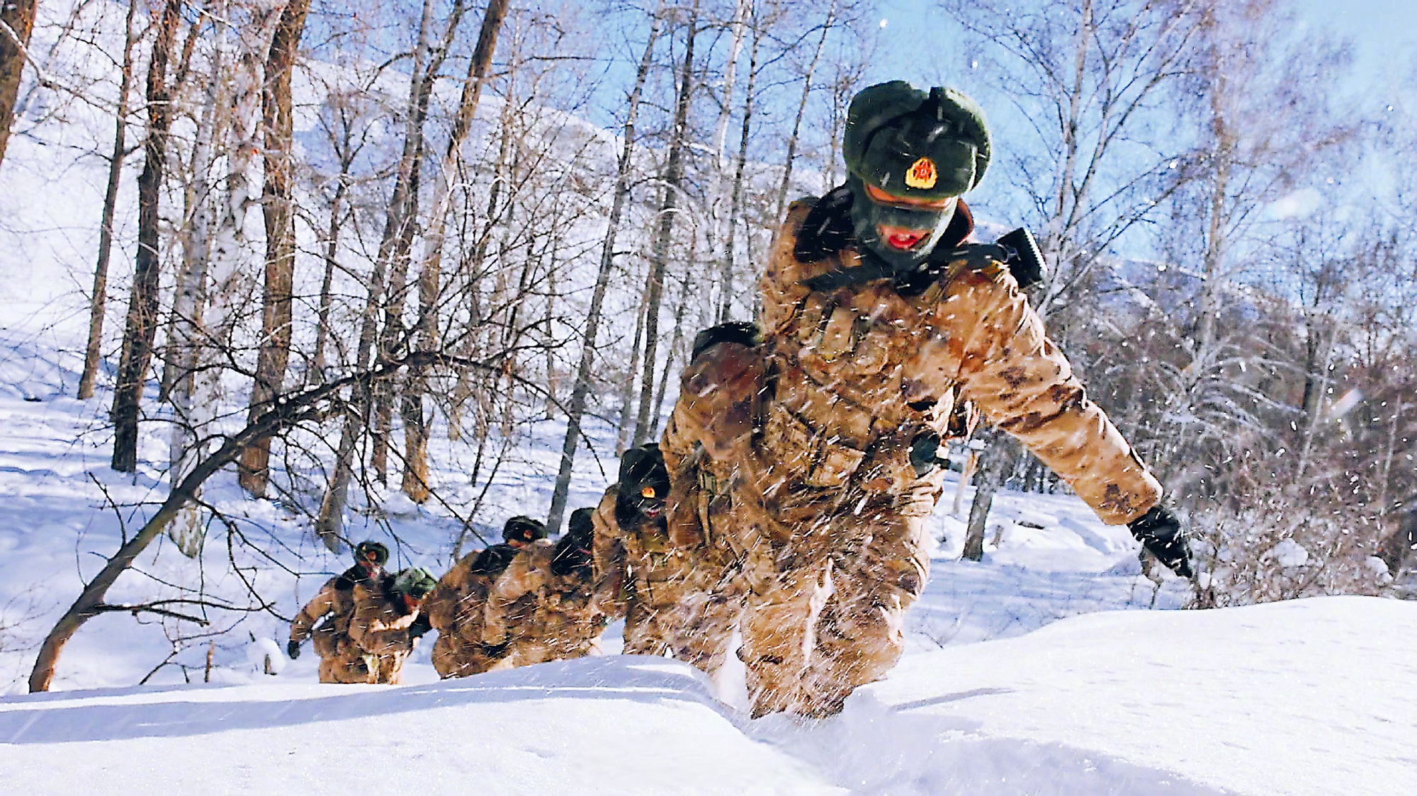 清晨,太阳刚刚升起,新疆军区白哈巴边防连的官兵又一次踏上边关巡 