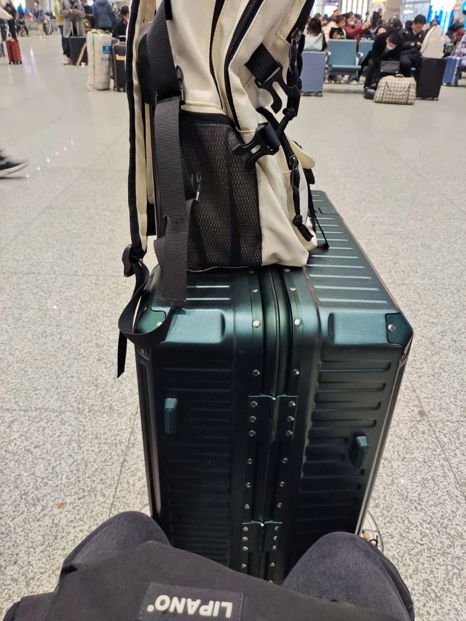 坐火车硬卧不要买28寸及以上的行李箱 血的教训……放不上行李架也塞