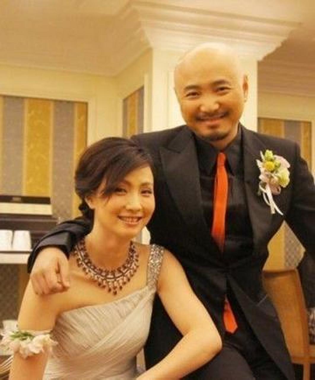 2016年,by2被媒体拍到陪酒徐峥,酒过三巡后,妹妹逐渐露出本性,开始