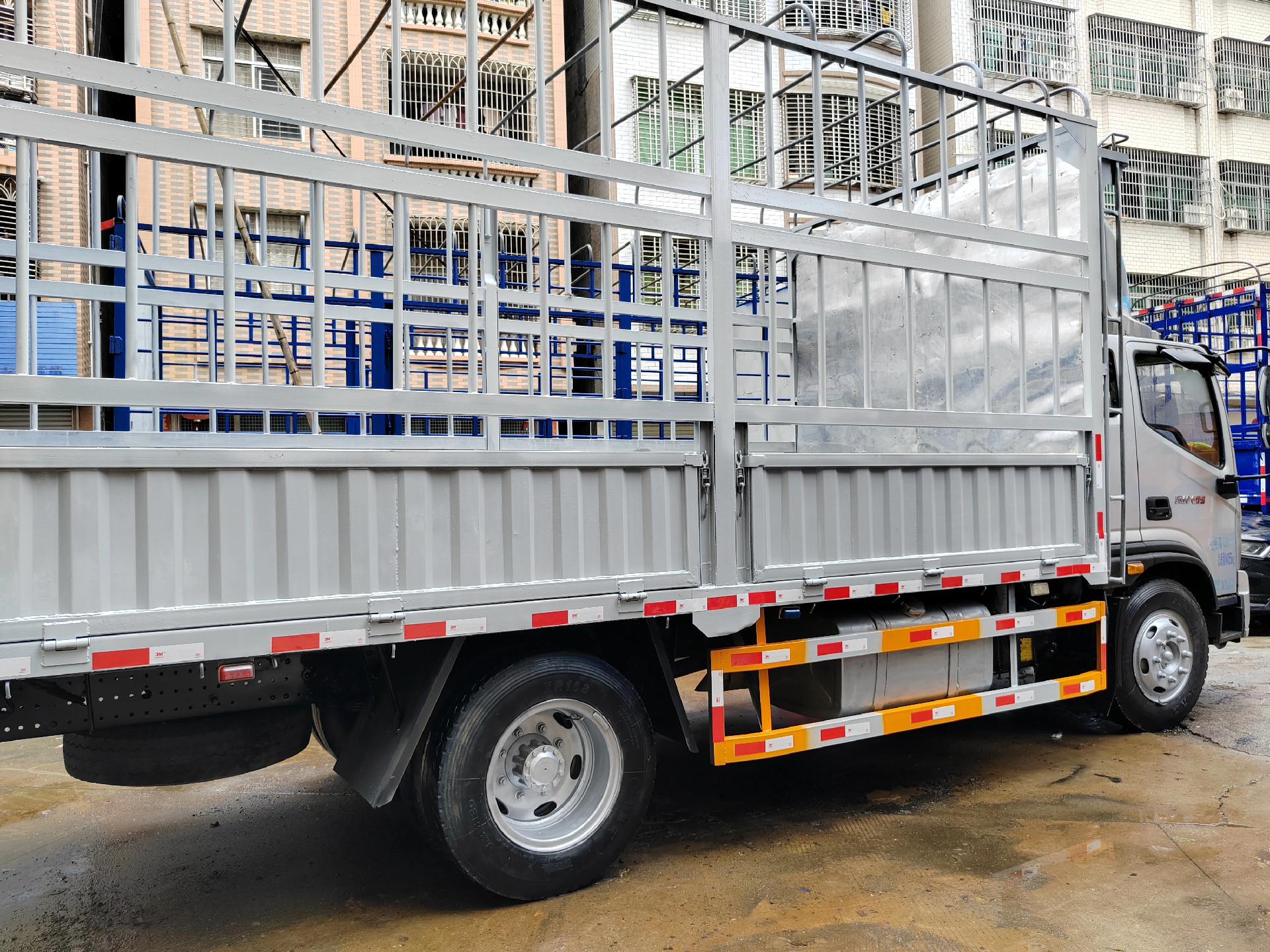 转让2019年8月上牌新款奥铃5米2栏杆货车,康明斯3