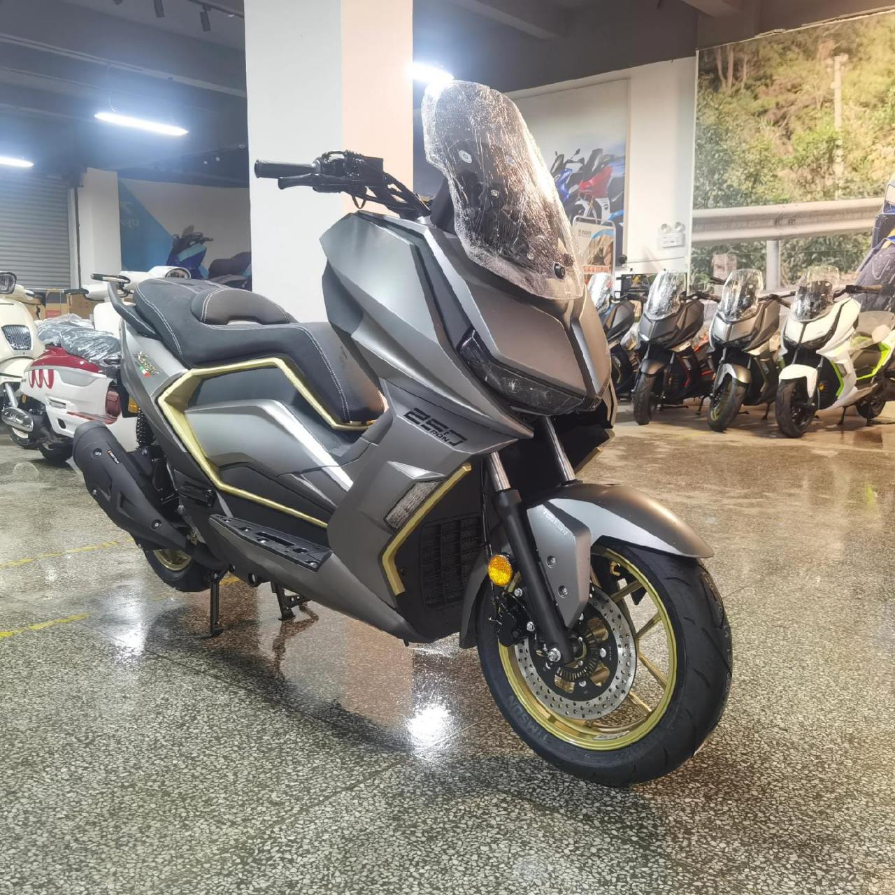 乐骑机车:荣250xsuv跨界adv,别具风格,与众不同