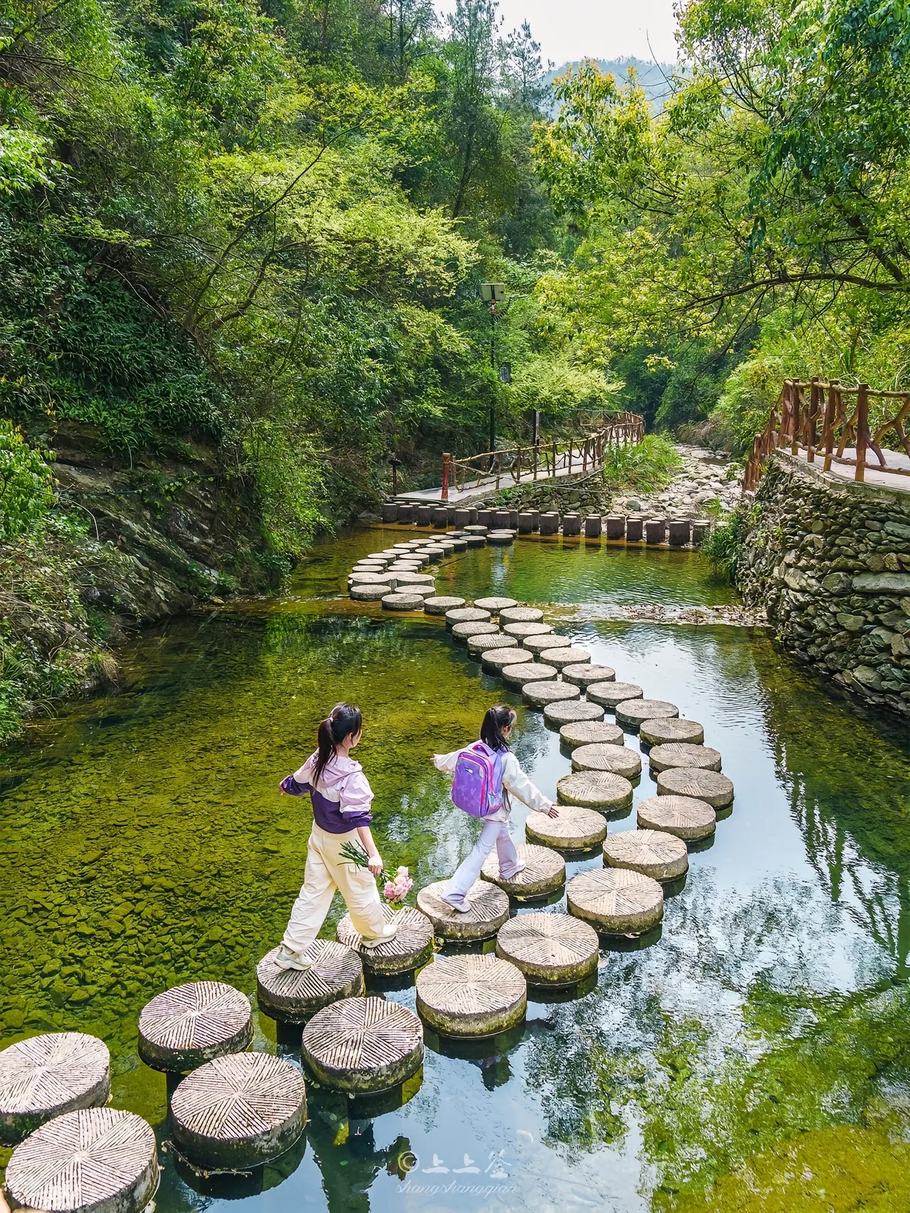 山谷之间,清风徐来,秘境之处,藏着千年瑶族古村