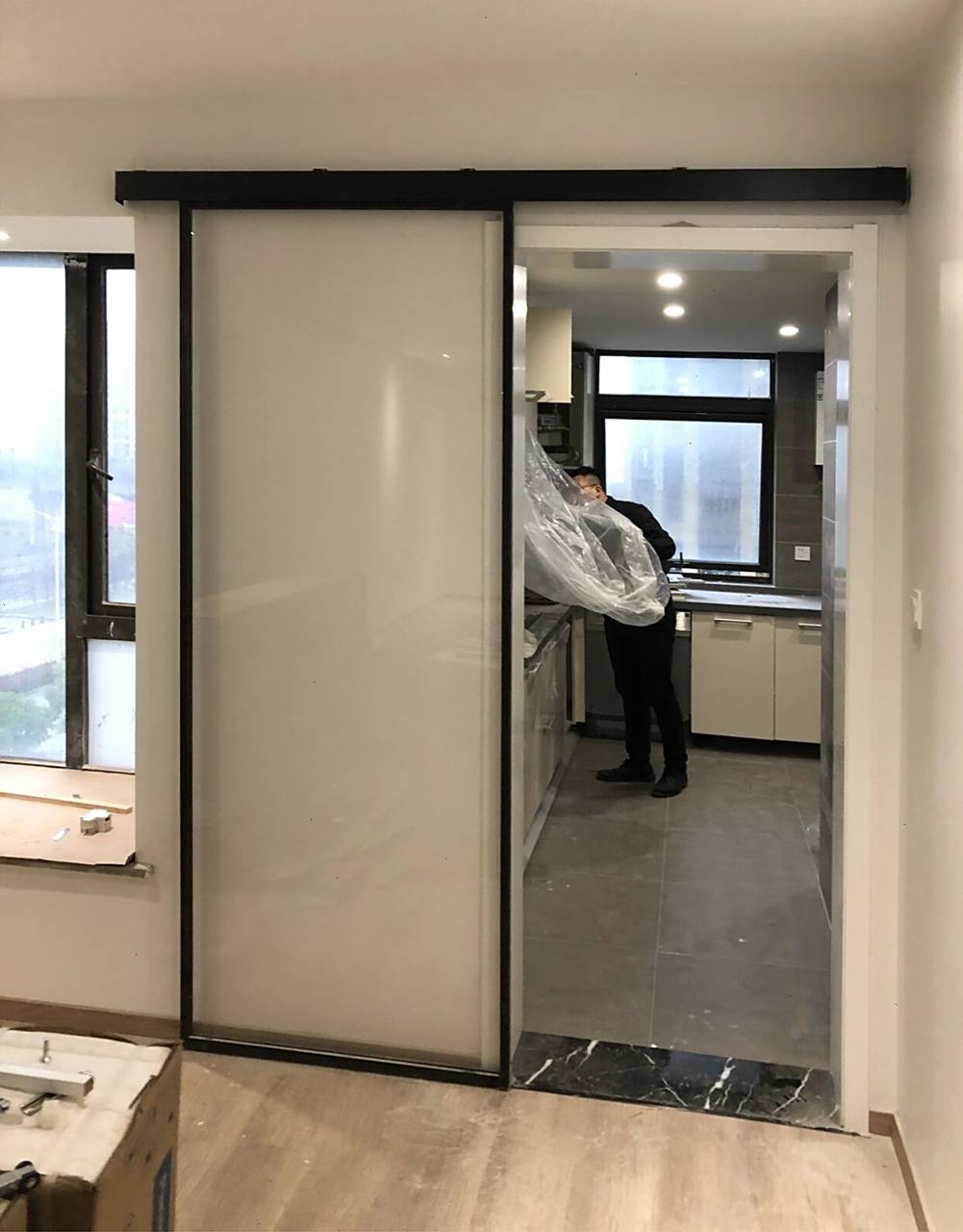 现在很火的无轨道推拉门结构怎么做?