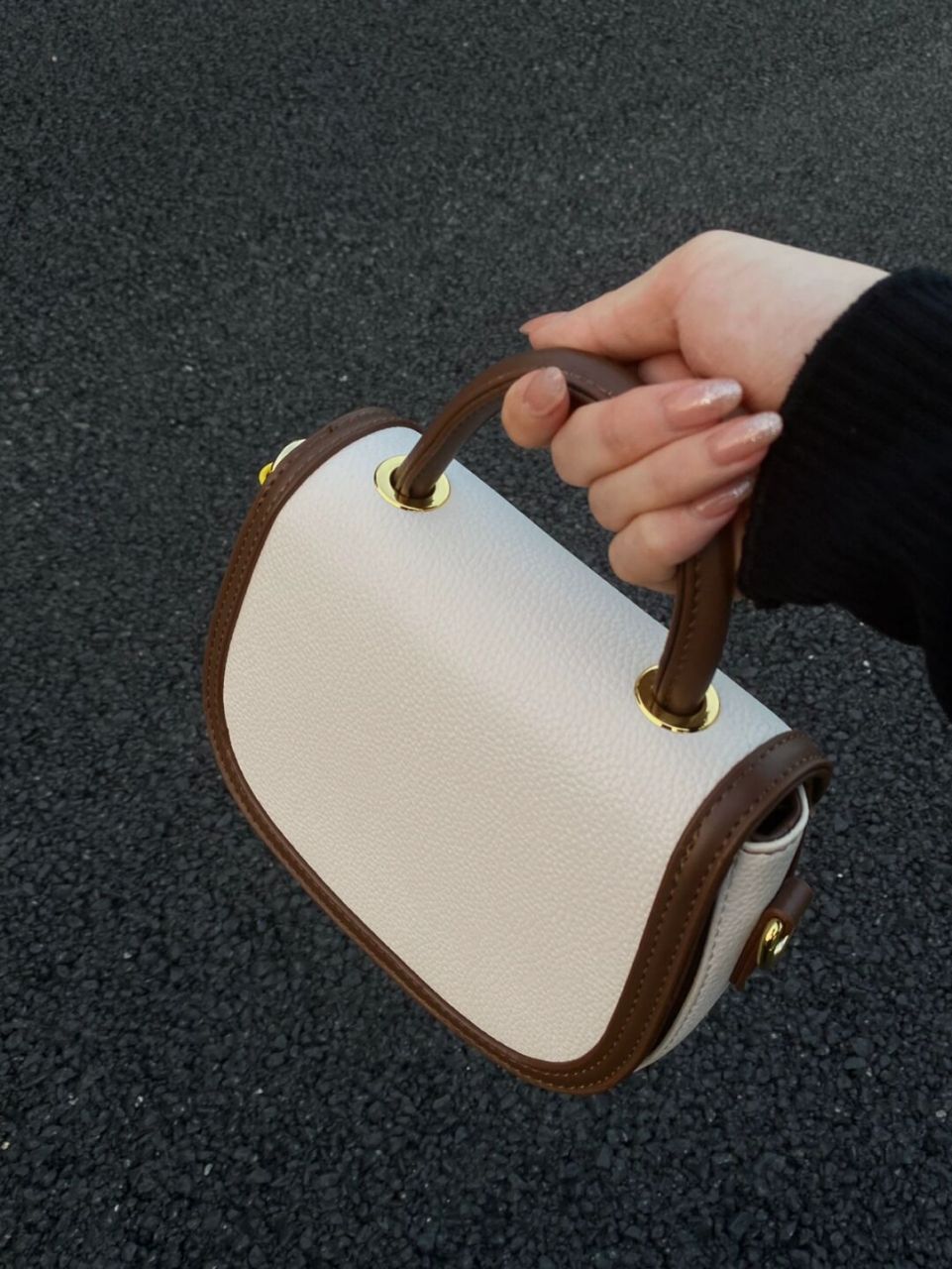 这个小棕包有点可爱有点百搭 整个包质感都很不错 包型很硬挺 我黑色